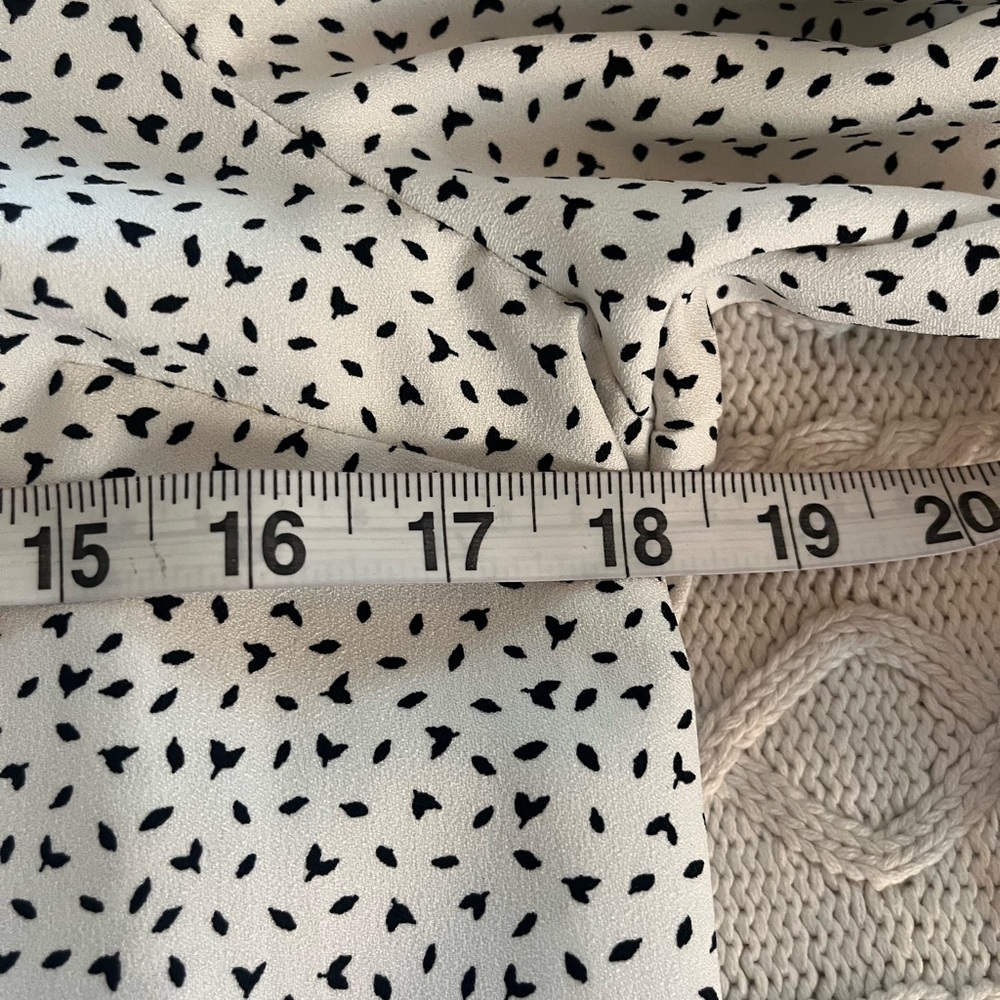 Banana Republic Rich White Small Black Patterned Blouse Women’s Size Medium - Picture 14 of 15